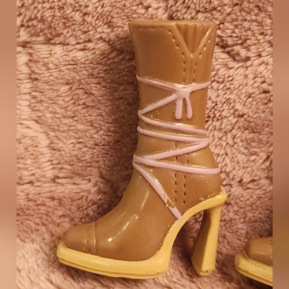 Barbie 2004 My Scene Nolee Getting Ready My Room Tan & Purple Boots "Tie-Up" - Picture 2 of 11